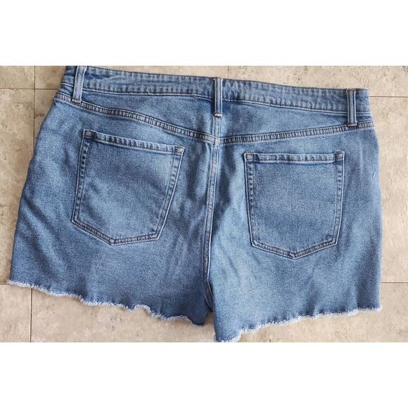 R17  Wild Fable distressed cut-off jean shorts with lace - Picture 8 of 8